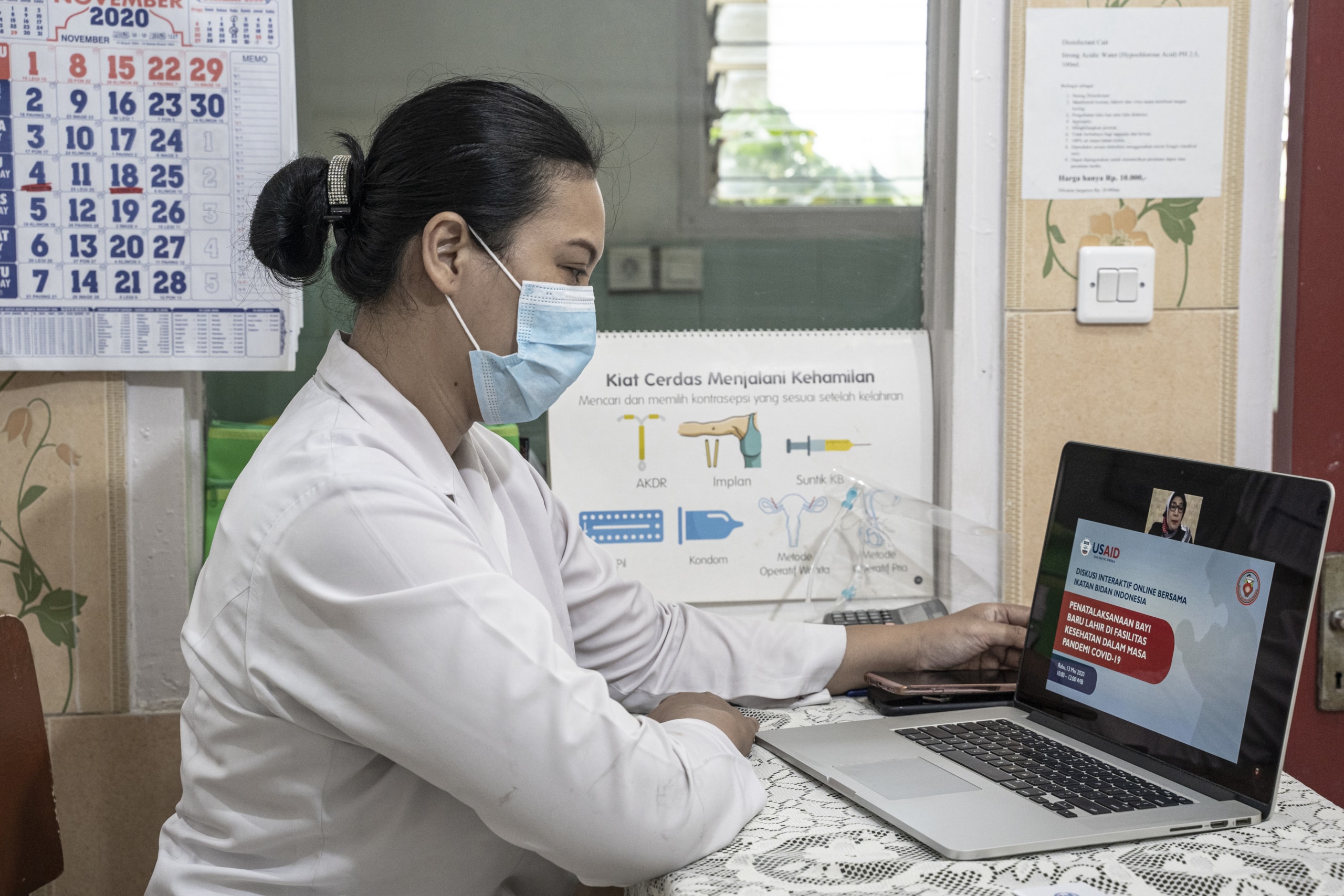 Midwife in Tangerang joining an online seminar.