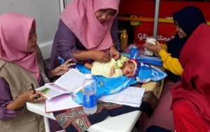 Mobile infant health clinic in Indonesia, staffed by volutneers.